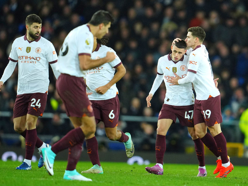Phil Foden (2.v.r) brachte Manchester City mit seinem Tor zum 1:1 zurück ins Spiel. - Foto: Jon Super/AP/dpa