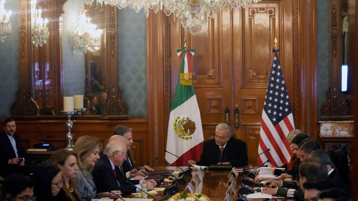 Mexikos Präsident Andrés Manuel López Obrador (oben, M) und US-Außenminister Antony Blinken (oben, l) sprechen über das Thema irreguläre Migration. - Foto: Fernando Llano/AP/dpa