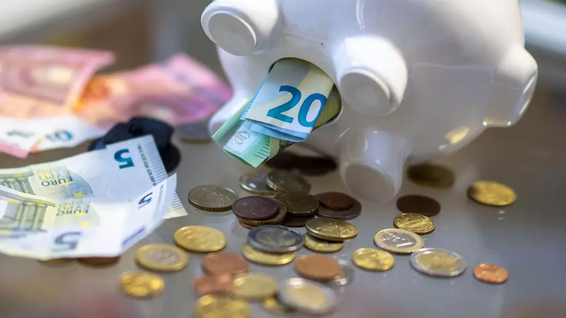In Deutschland setzen die Menschen bei ihren Finanzen derzeit vor allem auf Sicherheit (Symbolbild). - Bild: Hendrik Schmidt/dpa