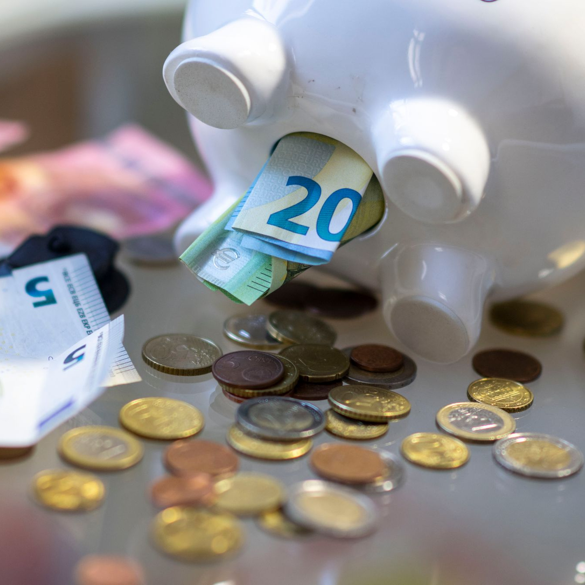 Ein Großteil der Ersparnisse liegt auf Giro- und Tagesgeldkonten oder wird als Bargeld zu Hause aufbewahrt. (Symbolbild) - Foto: Hendrik Schmidt/dpa