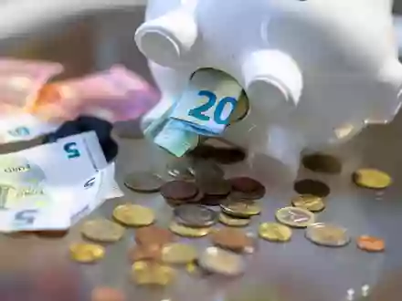 Ein Großteil der Ersparnisse liegt auf Giro- und Tagesgeldkonten oder wird als Bargeld zu Hause aufbewahrt. (Symbolbild) - Foto: Hendrik Schmidt/dpa
