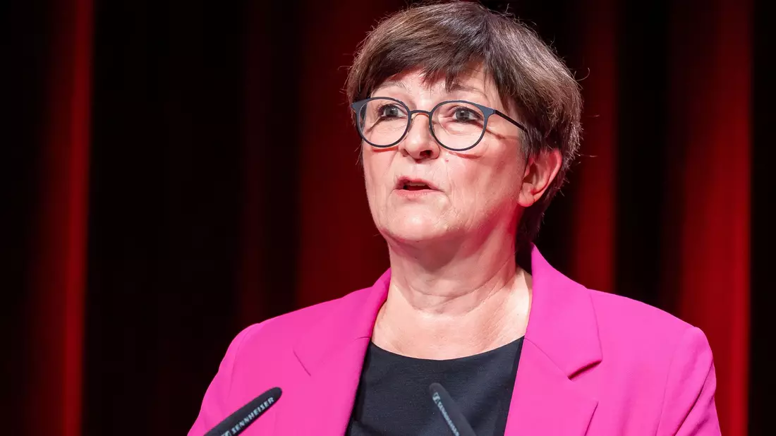 «Die CDU von Friedrich Merz entwickelt sich auf eine Art und Weise, die ich für eine über lange Jahre Verantwortung tragende Partei schon bedenklich finde», sagt Saskia Esken. - Bild: Moritz Frankenberg/dpa