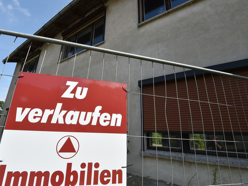 Während Mietwohnungen umkämpft sind, können Immobilienkäufer auch 2024 noch auf Abschläge hoffen. - Foto: Bernd Settnik/dpa-Zentralbild/dpa
