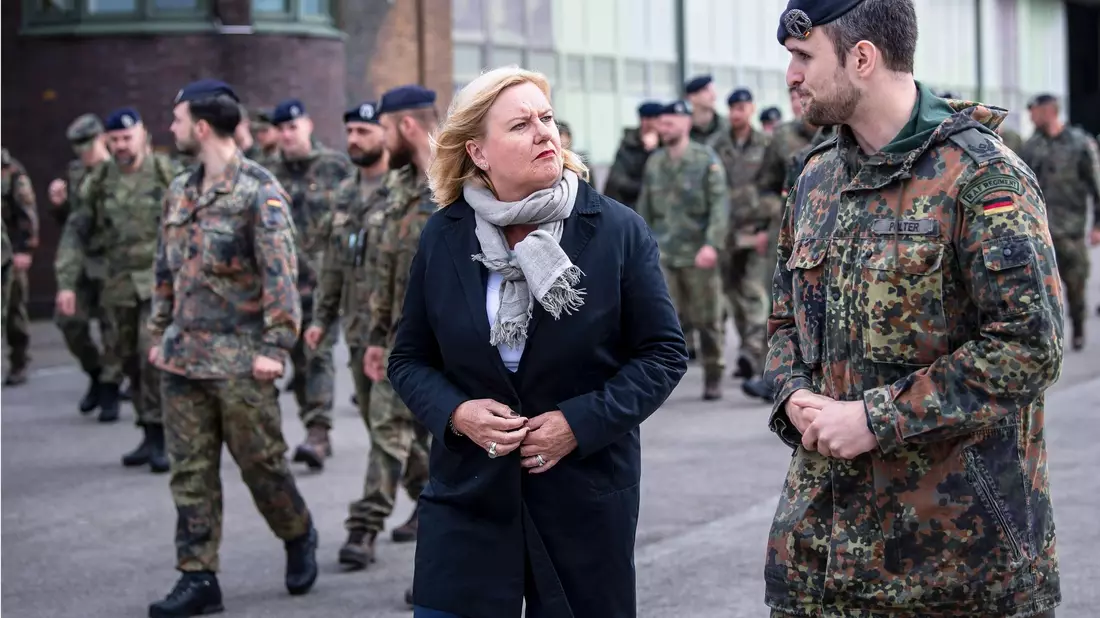 Die Wehrbeauftragte Eva Högl bei einem Truppenbesuch in Schortens - hier zusammen mit Major Dirk Polter. - Bild: Sina Schuldt/dpa