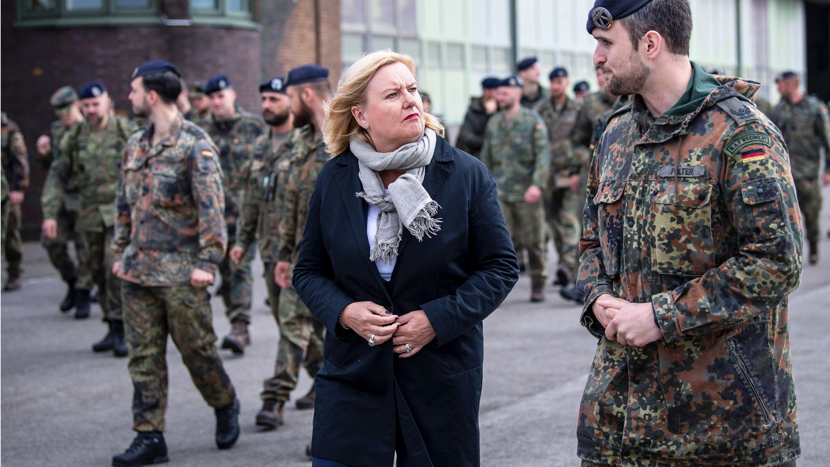 Die Wehrbeauftragte Eva Högl bei einem Truppenbesuch in Schortens - hier zusammen mit Major Dirk Polter. - Foto: Sina Schuldt/dpa