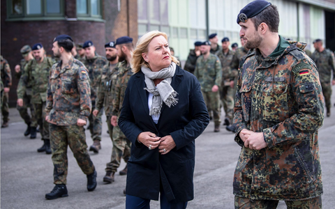 Die Wehrbeauftragte Eva Högl bei einem Truppenbesuch in Schortens - hier zusammen mit Major Dirk Polter. - Foto: Sina Schuldt/dpa