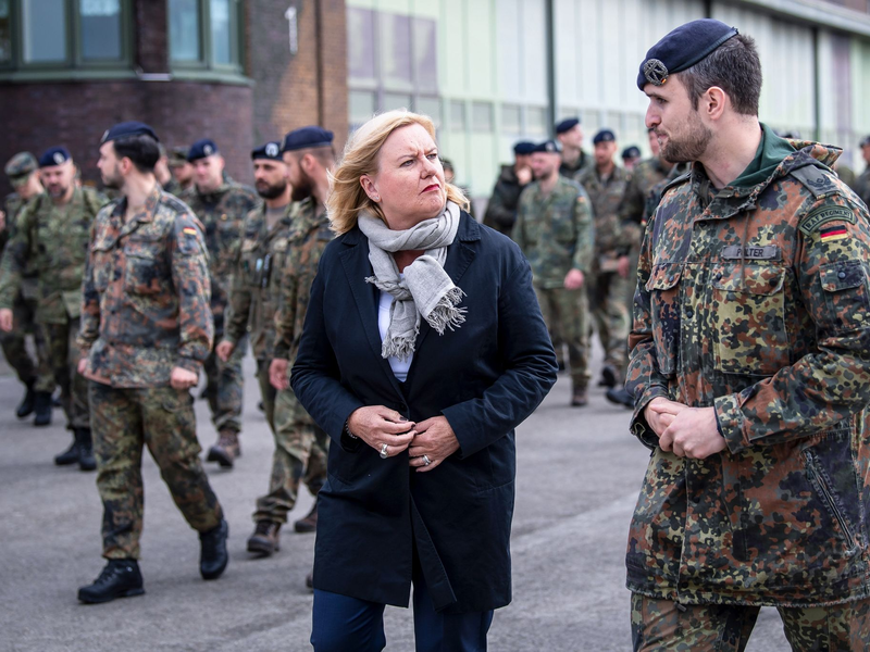Die Wehrbeauftragte Eva Högl bei einem Truppenbesuch in Schortens - hier zusammen mit Major Dirk Polter. - Foto: Sina Schuldt/dpa