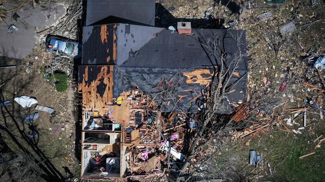 Ein Haus wurde im April in Covington im US-Bundesstaat Tennessee durch einen Tornado zerstört. - Bild: Patrick Lantrip/Daily Memphian/AP/dpa