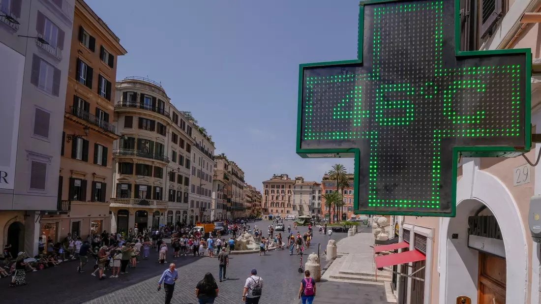 Die Anzeigetafel einer Apotheke zeigt im Juli eine Temperatur von 46 Grad in der Innenstadt von Rom an. - Bild: Domenico Stinellis/AP