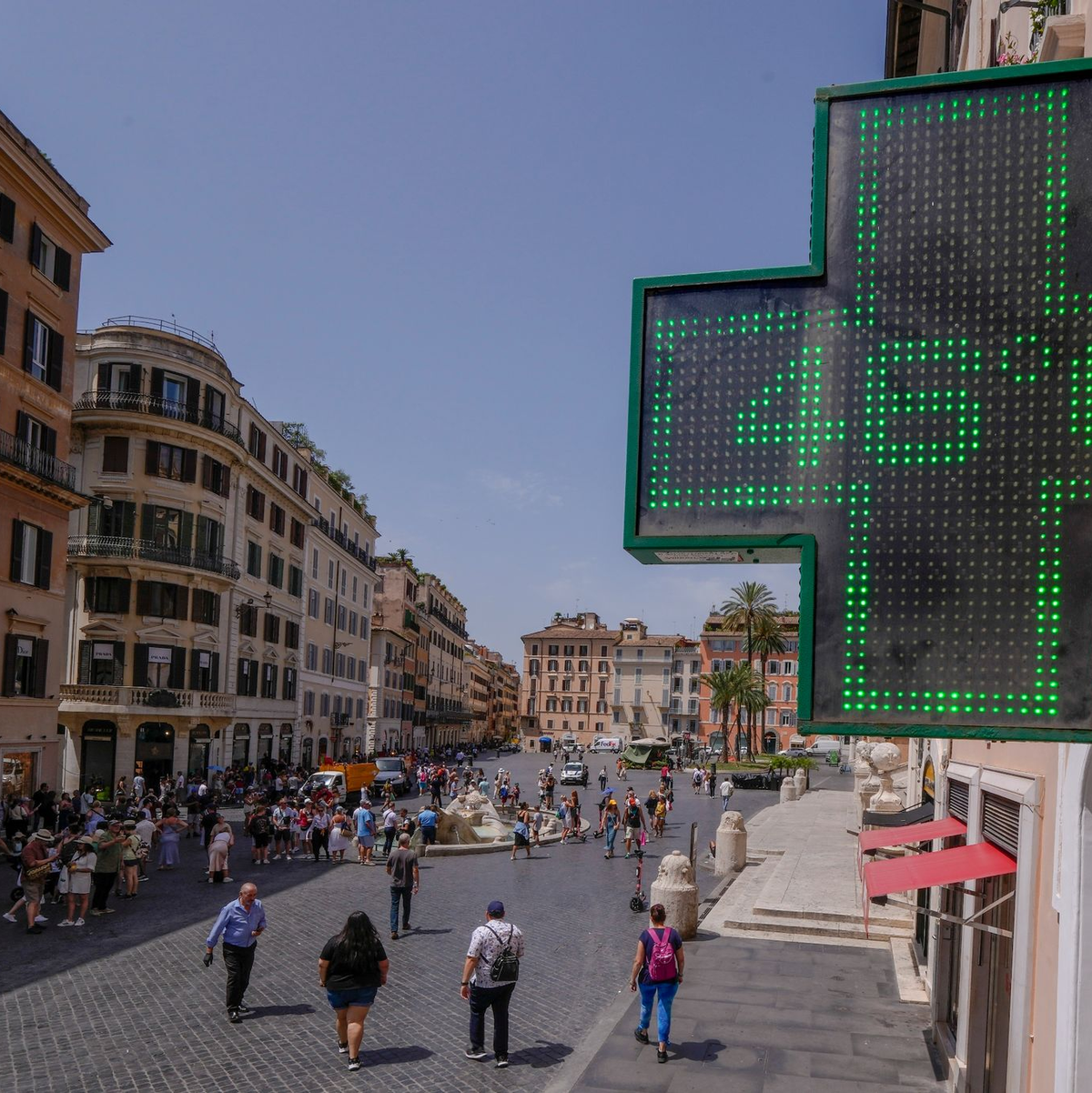 Die Anzeigetafel einer Apotheke zeigt im Juli eine Temperatur von 46 Grad in der Innenstadt von Rom an. - Foto: Domenico Stinellis/AP