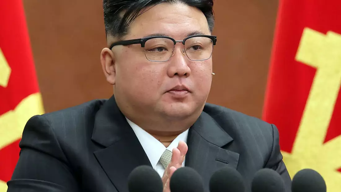 Nordkoreas Machthaber Kim Jong Un bei der Plenarsitzung der regierenden Arbeiterpartei zum Jahresende in Pjöngjang. - Bild: Koreanische Nachrichtenagentur/kcna/dpa