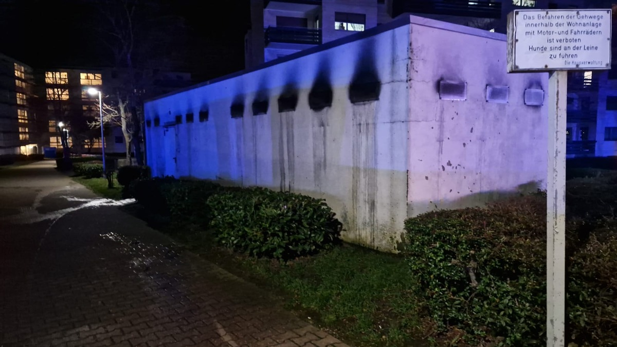 FW Bergheim: Feuerwehr löscht Brand in Abfallhaus in Bergheim - Foto: presseportal.de