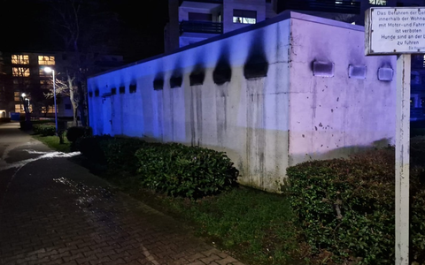 FW Bergheim: Feuerwehr löscht Brand in Abfallhaus in Bergheim - Foto: presseportal.de