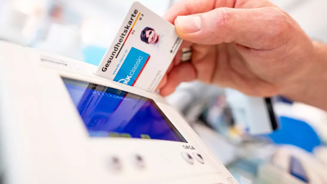 Elektronische Rezepte sollen nach jahrelangen Verzögerungen 2024 den Durchbruch schaffen und zum Standard für Millionen Patientinnen und Patienten werden. - Bild: Fabian Sommer/dpa