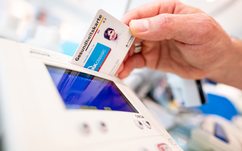 Elektronische Rezepte sollen nach jahrelangen Verzögerungen 2024 den Durchbruch schaffen und zum Standard für Millionen Patientinnen und Patienten werden. - Foto: Fabian Sommer/dpa