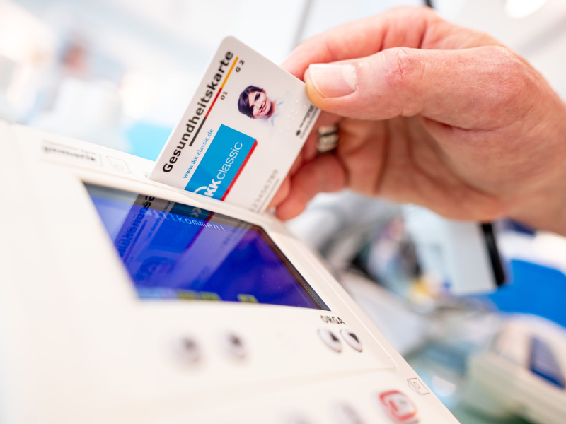 Elektronische Rezepte sollen nach jahrelangen Verzögerungen 2024 den Durchbruch schaffen und zum Standard für Millionen Patientinnen und Patienten werden. - Foto: Fabian Sommer/dpa