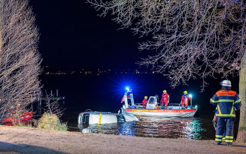 Einsatzkräfte der Feuerwehr bergen das Auto aus der Außenalster. - Foto: Schröder/News5/dpa