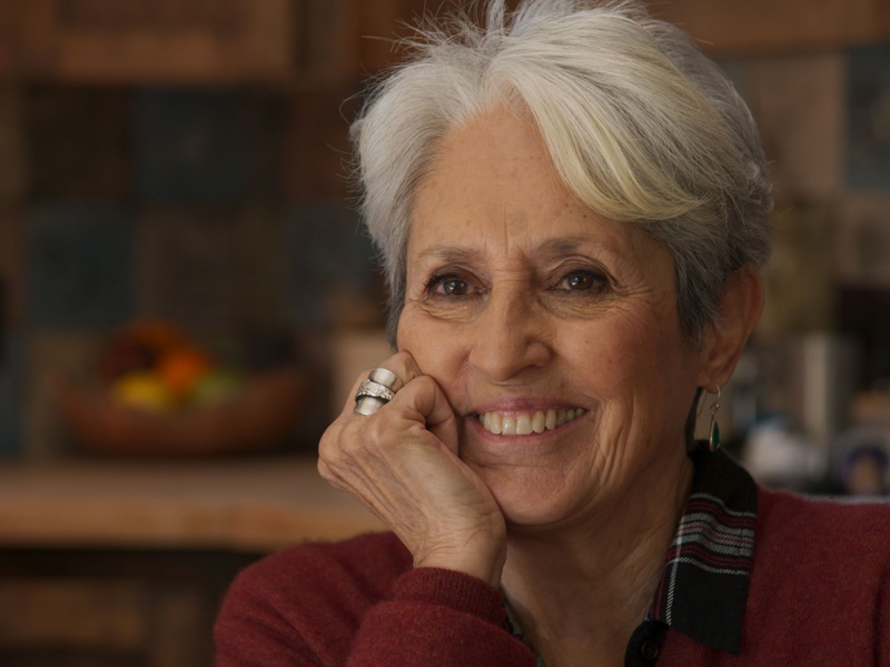 Joan Baez in einer Szene des Films Joan Baez I Am A Noise. - Foto: -/Alamodefilm/dpa