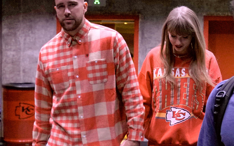 Taylor Swift und Travis Kelce haben sich verlobt. (Archivbild)  - Foto: Charlie Riedel/AP/dpa
