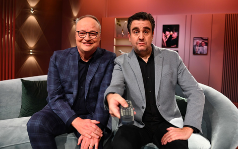 Oliver Welke (l) und Bastian Pastewka präsentieren Welke & Pastewka - Wiedersehen macht Freude!. - Foto: Julia Feldhagen/ZDF/dpa