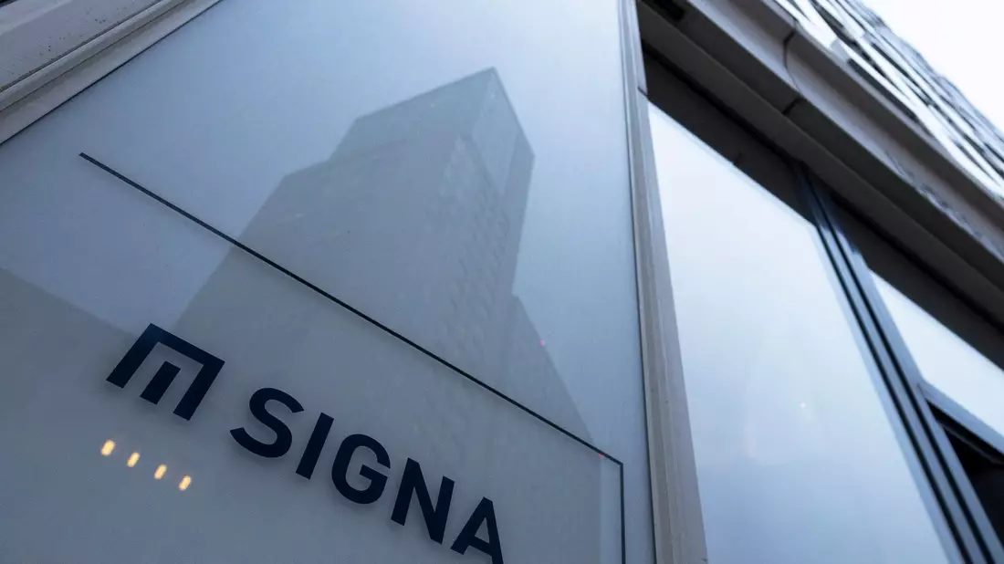 Das Logo des Immobilienunternehmens Signa. - Bild: Monika Skolimowska/dpa