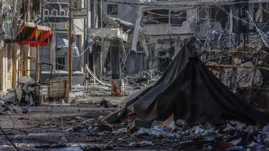 Leitungen und Trümmer übersähen die Straßen nach einem israelischen Luftangriff auf das Zentrum von Chan Junis. - Bild: Mohammad Abu Elsebah/dpa