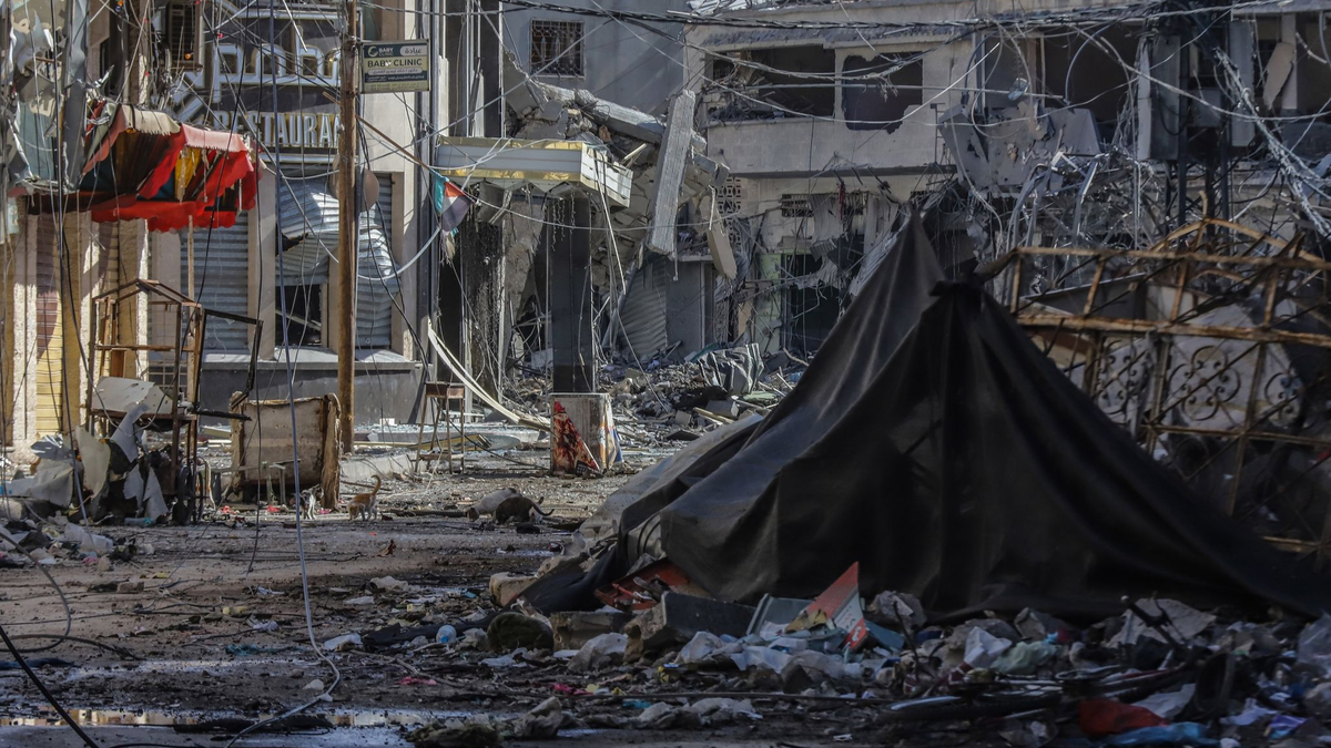 Leitungen und Trümmer übersähen die Straßen nach einem israelischen Luftangriff auf das Zentrum von Chan Junis. - Foto: Mohammad Abu Elsebah/dpa