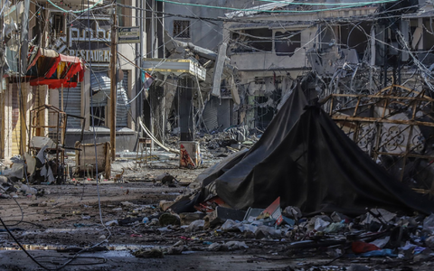 Leitungen und Trümmer übersähen die Straßen nach einem israelischen Luftangriff auf das Zentrum von Chan Junis. - Foto: Mohammad Abu Elsebah/dpa