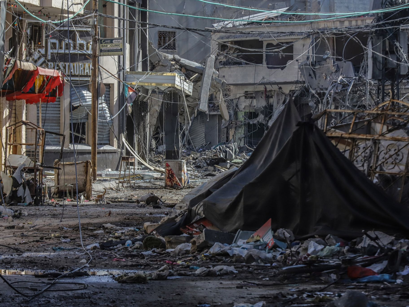 Leitungen und Trümmer übersähen die Straßen nach einem israelischen Luftangriff auf das Zentrum von Chan Junis. - Foto: Mohammad Abu Elsebah/dpa
