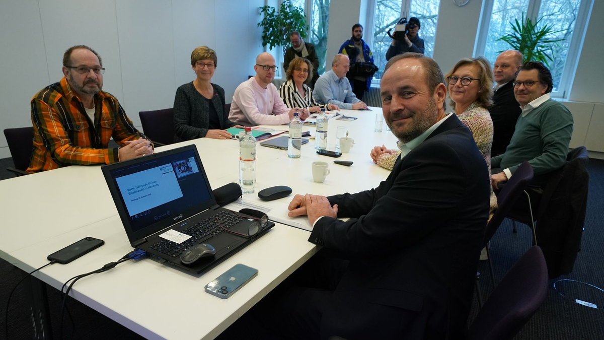 Seit mehr als acht Monaten ringen Arbeitgeber und Gewerkschaft um einen Tarifabschluss im Einzelhandel. - Foto: Marcus Brandt/dpa