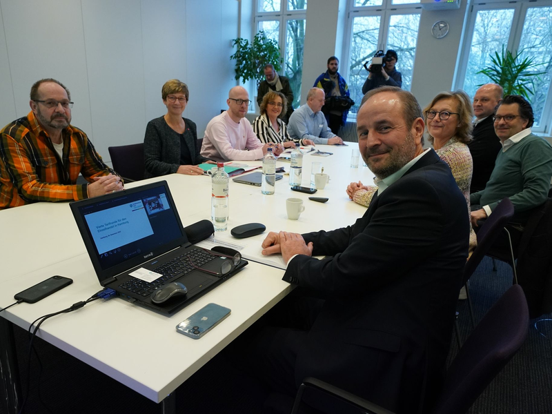Seit mehr als acht Monaten ringen Arbeitgeber und Gewerkschaft um einen Tarifabschluss im Einzelhandel. - Foto: Marcus Brandt/dpa