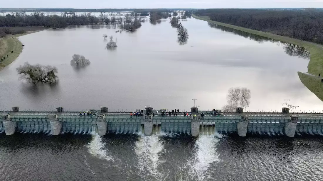 Das Pretziener Wehr war zuletzt im Juni 2013 geöffnet worden. Auch jetzt soll es dafür sorgen, dass ein Drittel des Elbwassers in einen 21 Kilometer langen Kanal fließt. - Bild: Simon Kremer/dpa