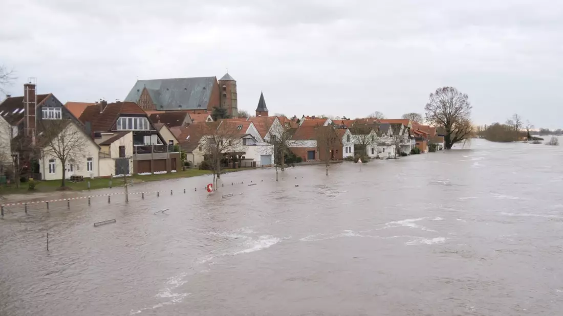 Auch die Stadt Verden an der Aller ist vom Hochwasser betroffen. - Bild: Jörn Hüneke/XOYO Film/dpa