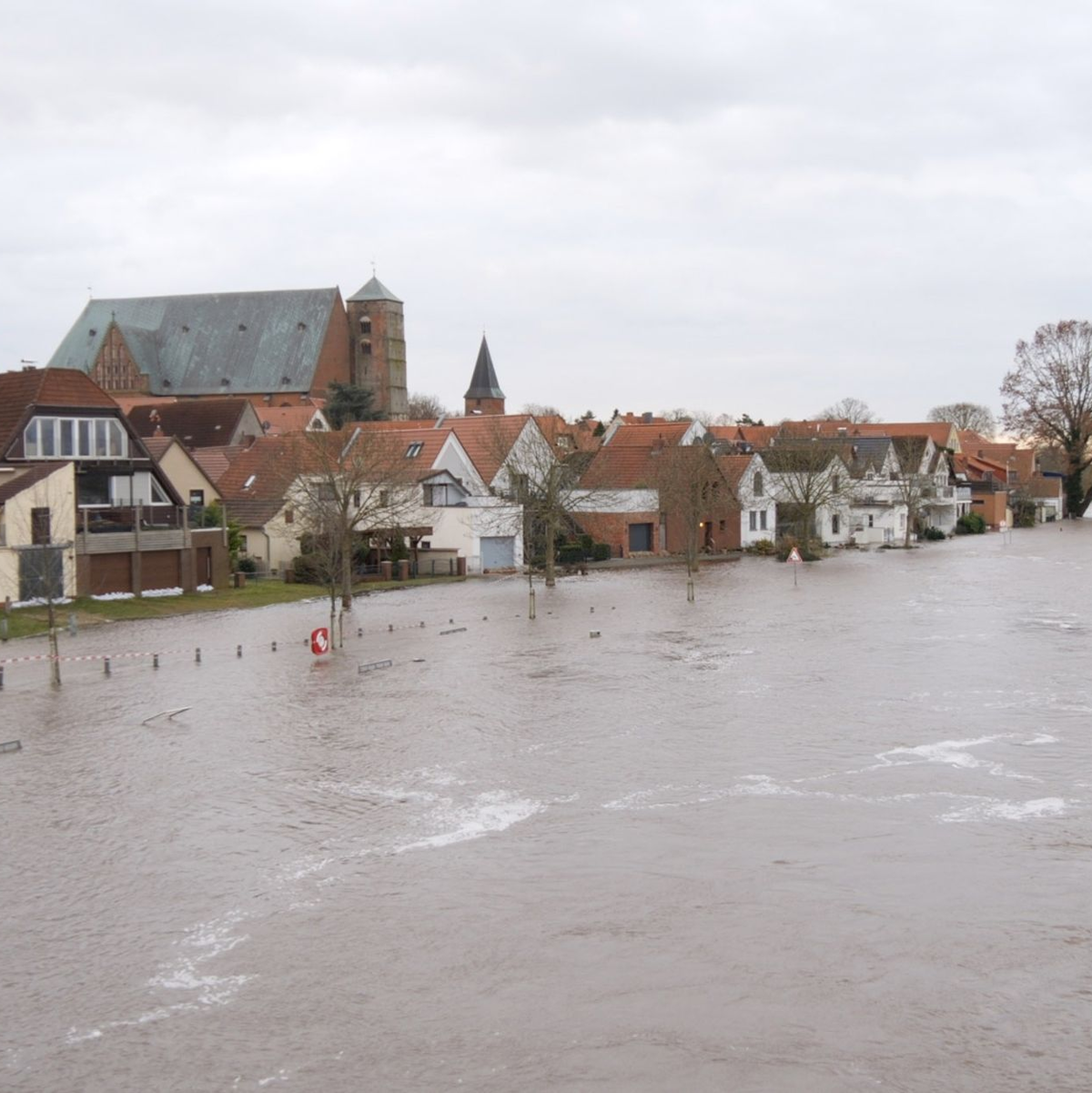 Auch die Stadt Verden an der Aller ist vom Hochwasser betroffen. - Foto: Jörn Hüneke/XOYO Film/dpa