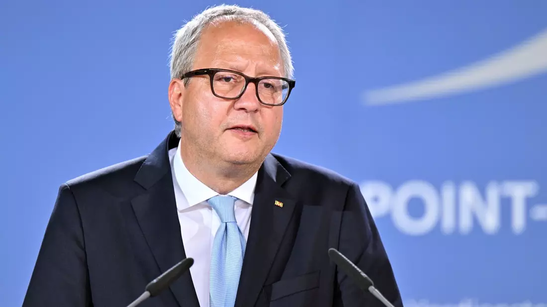 Andreas Voßkuhle hält den Fortbestand der Demokratie in Deutschland für nicht gesichert. - Bild: Martin Schutt/dpa