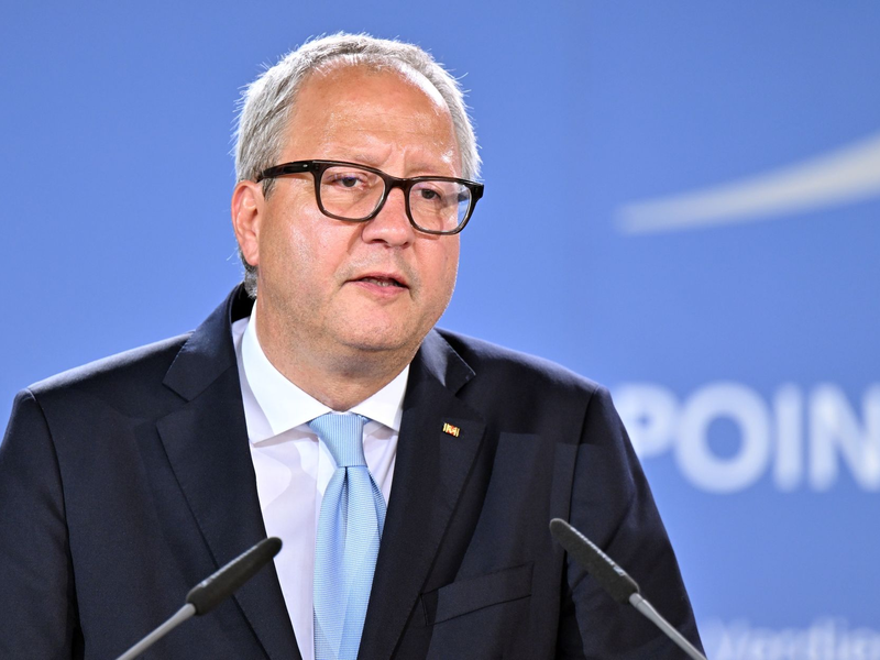 Andreas Voßkuhle hält den Fortbestand der Demokratie in Deutschland für nicht gesichert. - Foto: Martin Schutt/dpa