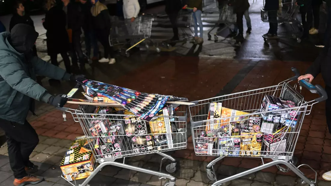 Junge Niederländer sind extra angereist, um zu Beginn des Verkaufs von Silvesterfeuerwerk bei einem Discounter in der Grenzregion deutsches Feuerwerk einzukaufen. - Bild: Lars Penning/dpa