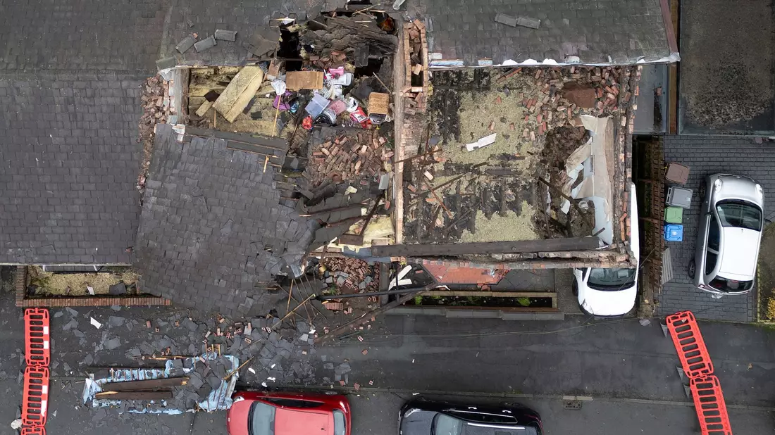 Beschädigte Häuser in Manchester,  nachdem ein mutmaßlicher Tornado Dächer abgerissen und Mauern zum Einsturz gebracht hat. - Bild: Jon Super/AP/dpa