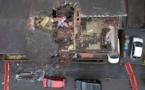 Sturm «Gerrit» hat in Großbritannien teils ganze Straßenzüge verwüstet. Dieses Haus in Manchester verlor sein Dach. - Foto: Jon Super/AP/dpa