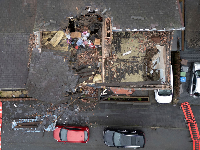 Sturm «Gerrit» hat in Großbritannien teils ganze Straßenzüge verwüstet. Dieses Haus in Manchester verlor sein Dach. - Foto: Jon Super/AP/dpa