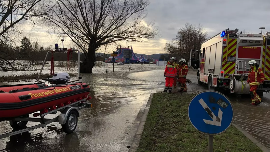 FW Minden: PKW von Hochwasser eingeschlossen - Bild: presseportal.de