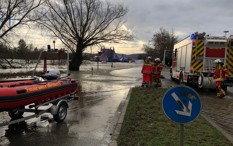 FW Minden: PKW von Hochwasser eingeschlossen - Foto: presseportal.de