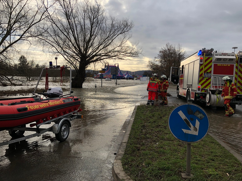 FW Minden: PKW von Hochwasser eingeschlossen - Foto: presseportal.de