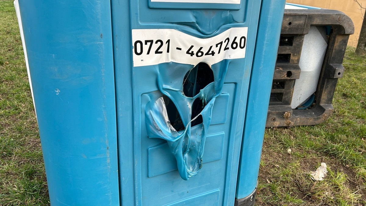 POL-PPTR: Schlechter Scherz oder höhere Gewalt? Toilettenhäuschen auf Wanderschaft - Foto: presseportal.de