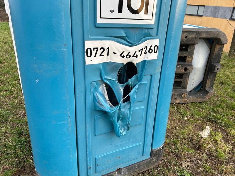 POL-PPTR: Schlechter Scherz oder höhere Gewalt? Toilettenhäuschen auf Wanderschaft - Foto: presseportal.de