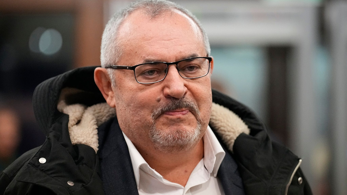 Boris Nadeschdin reicht seine Unterlagen als Präsidentschaftskandidat beim Zentralen Wahlkomitee Russlands in Moskau ein. - Foto: Alexander Zemlianichenko/AP