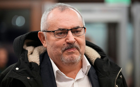 Boris Nadeschdin reicht seine Unterlagen als Präsidentschaftskandidat beim Zentralen Wahlkomitee Russlands in Moskau ein. - Foto: Alexander Zemlianichenko/AP