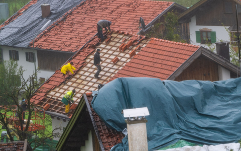 Zerstörte DÀcher in der oberbayerischen Gemeinde Bad Bayersoien nach dem Hagelsturm am 26. August. - Foto: Peter Kneffel/dpa Zerstörte DÀcher in der oberbayerischen Gemeinde Bad Bayersoien nach dem Hagelsturm am 26. August. - Foto: Peter Kneffel/dpa