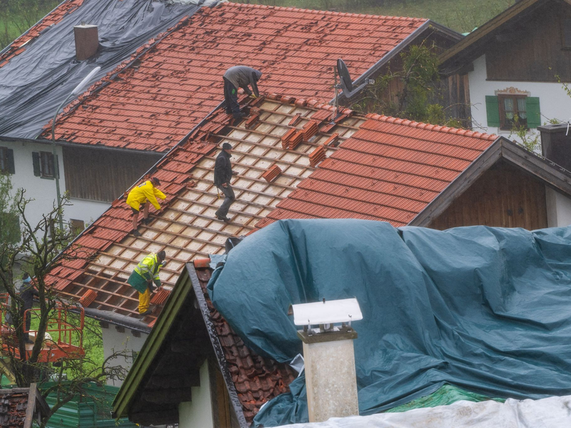 Zerstörte Dächer in der oberbayerischen Gemeinde Bad Bayersoien nach dem Hagelsturm am 26. August. - Foto: Peter Kneffel/dpa