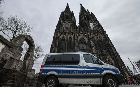 Ein Polizeifahrzeug steht vor dem Kölner Dom. - Foto: Oliver Berg/dpa